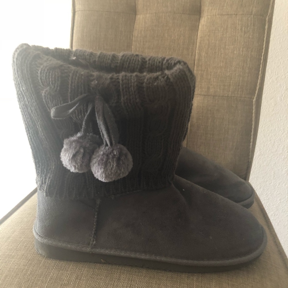Grey comfy boots with bows